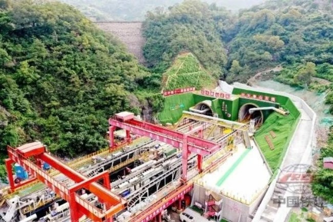 中铁24局长乐大象山隧道施工升压器的应用 2025年新澳门精准免费大全